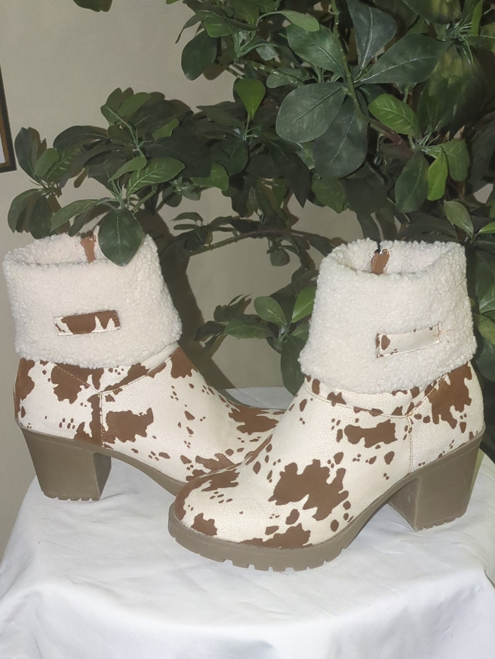 EUC!! Pierre Dumas Cream & Brown Cowprint Faux Shearling Ankle Boots